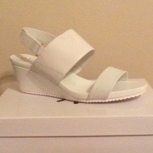 ISAAC MIZRAHI AUBREY WHITE LEATHER SANDALS. 9W, NIB